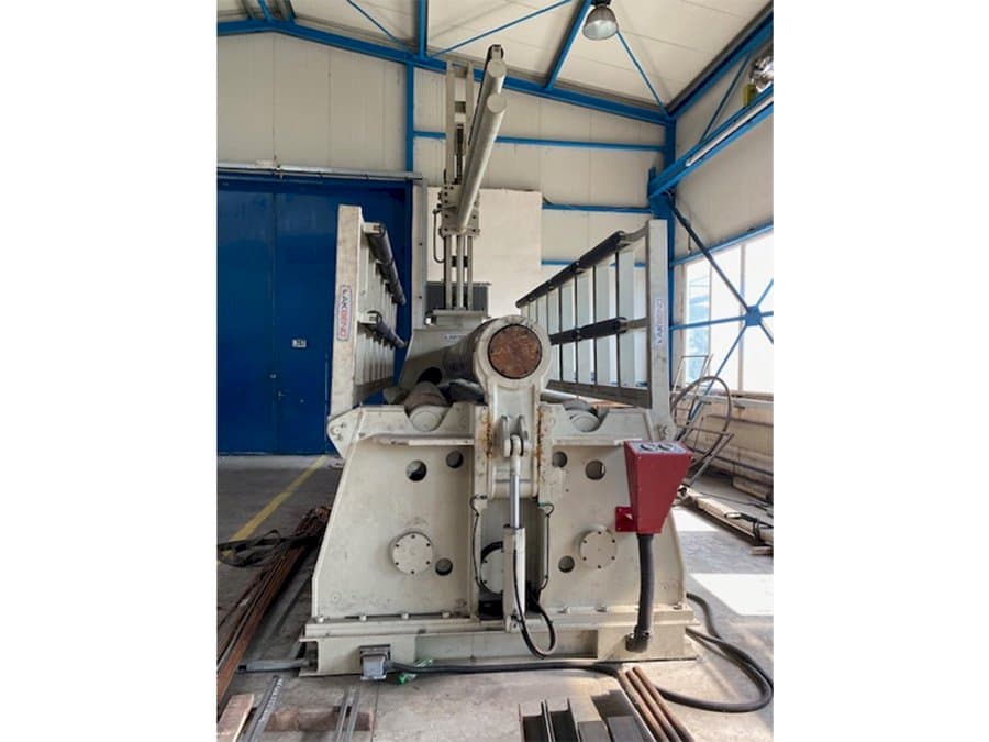 Čelní pohled na Akyapak AHS 4100/25 stroj