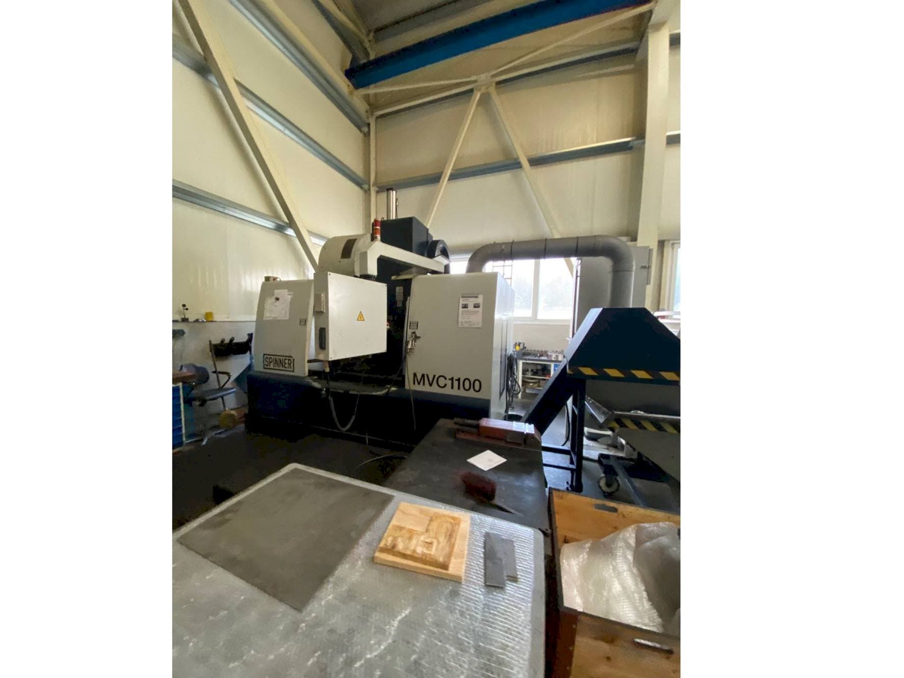 Čelní pohled na SPINNER MVC 1100 B stroj