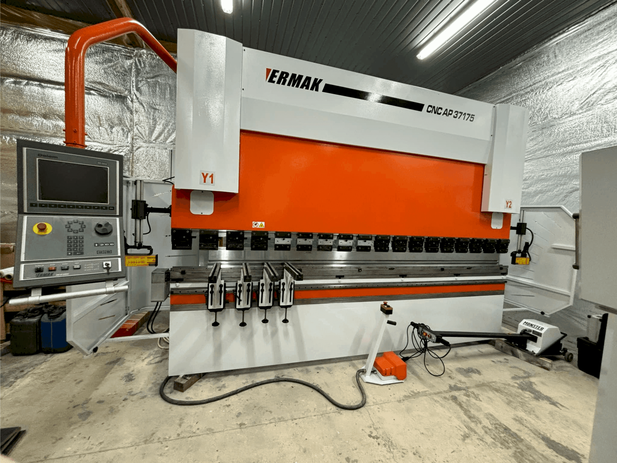 Čelní pohled na ERMAKSAN CNC AP 3760X175 stroj