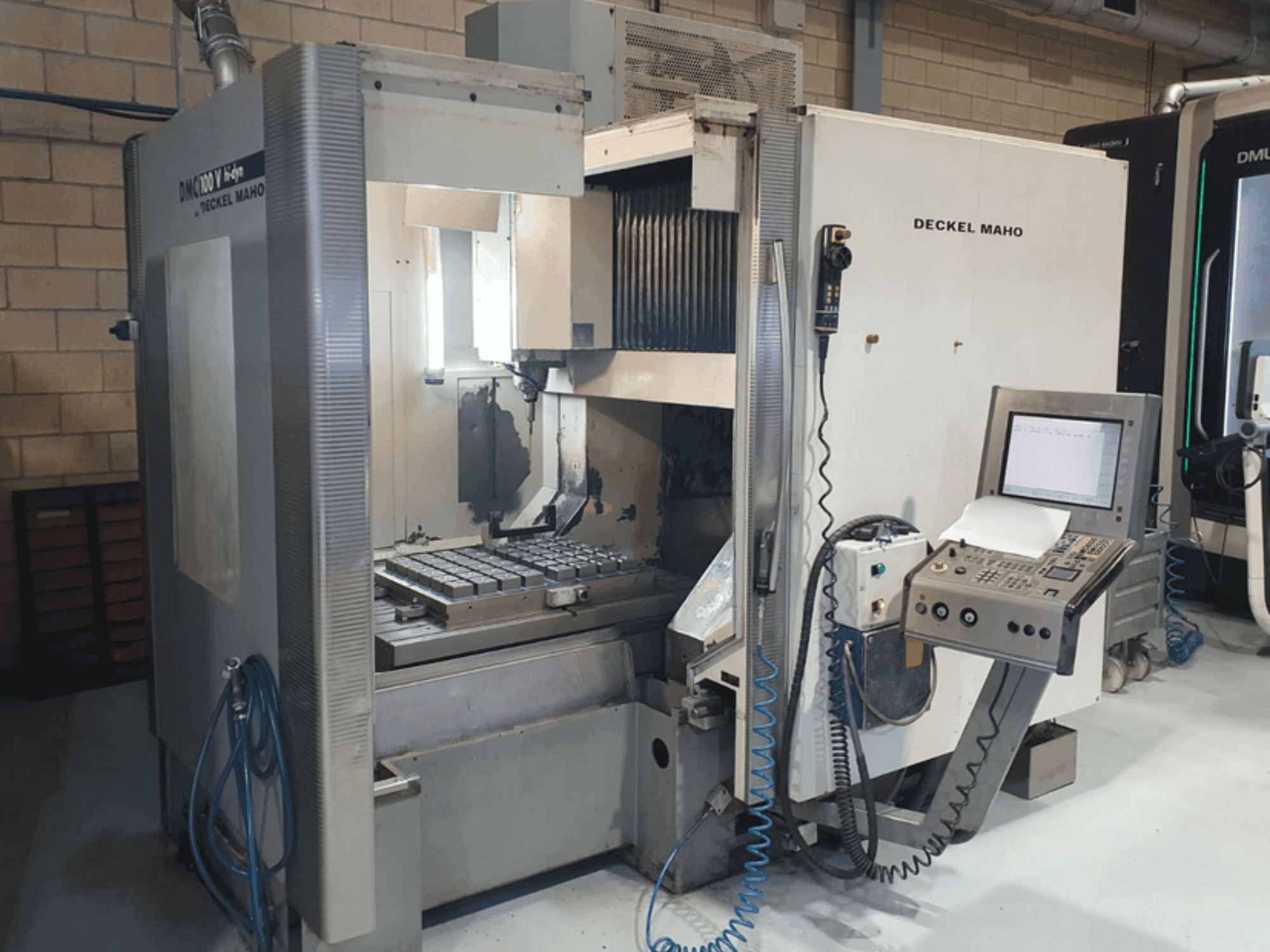 Čelní pohled na DECKEL MAHO DMC 100V hi-dyn stroj