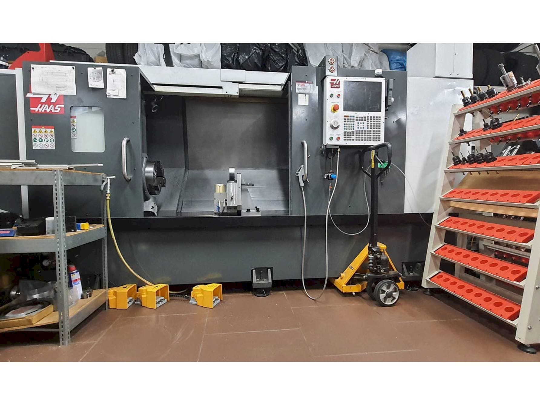 Čelní pohled na HAAS ST-30L stroj