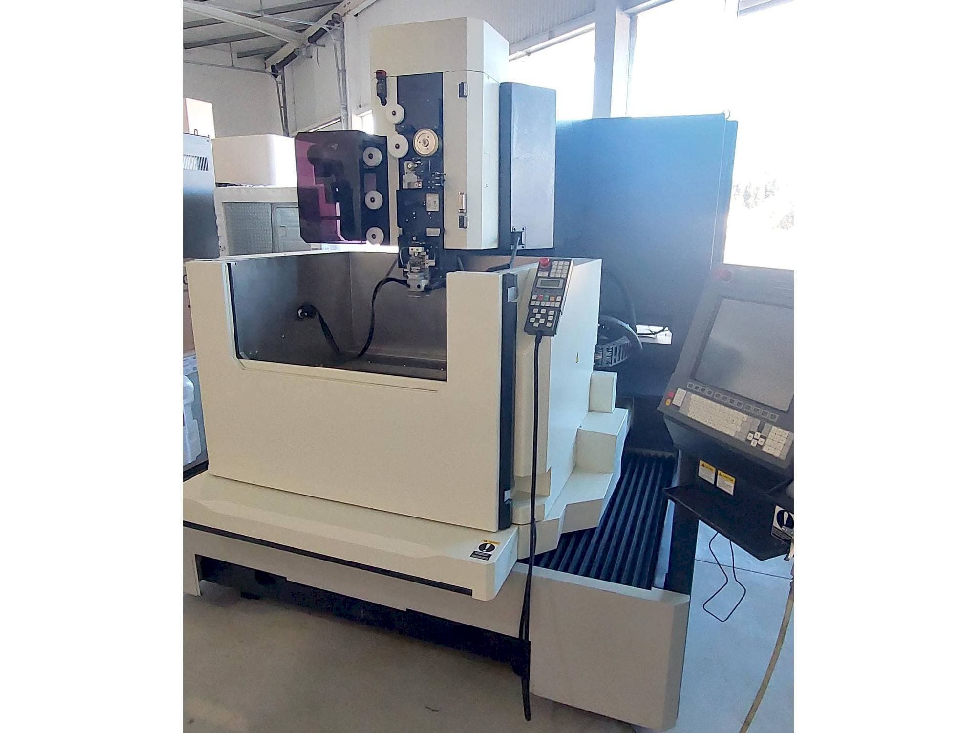 Čelní pohled  na Makino DUO 64  stroj