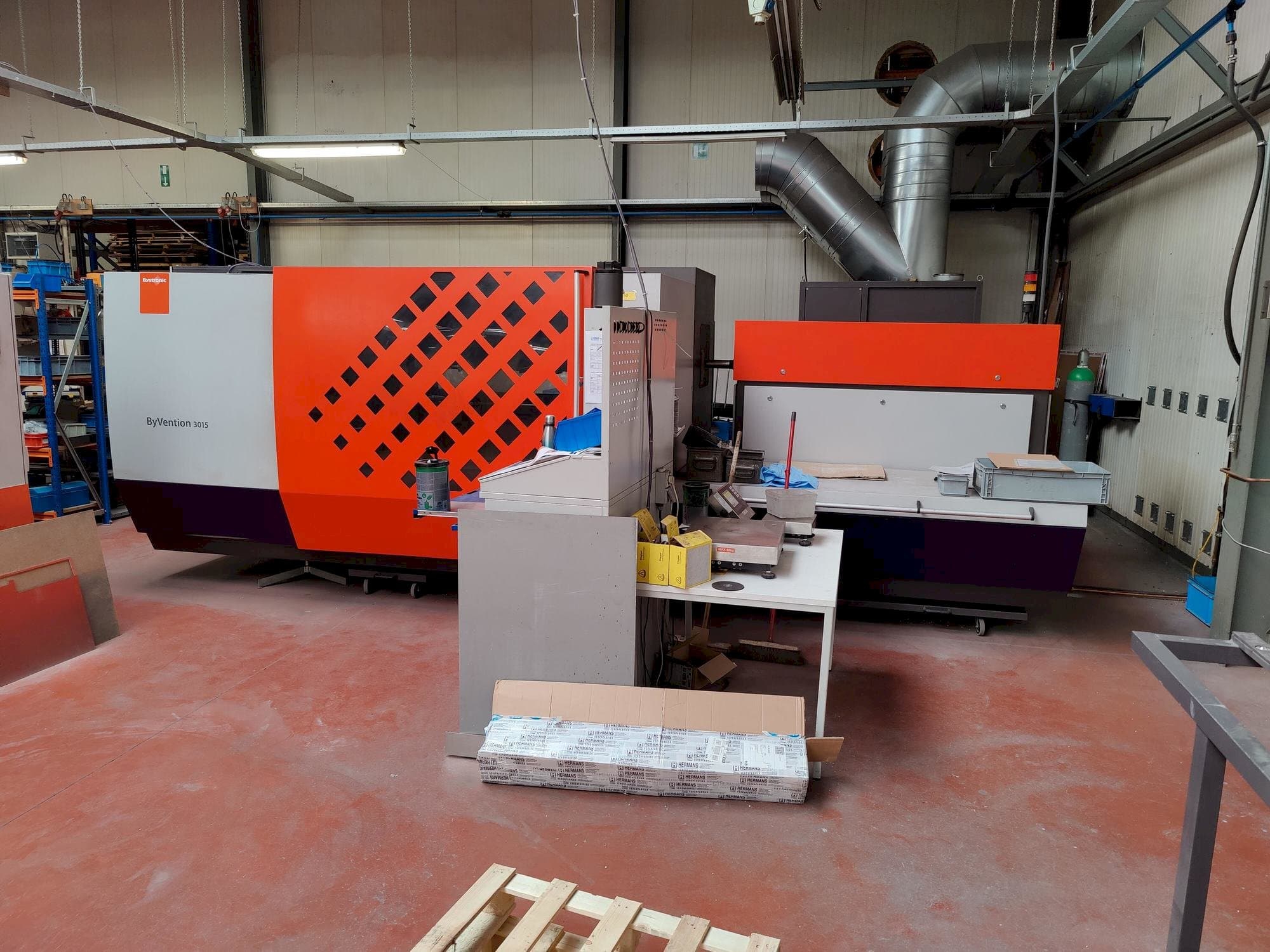 Čelní pohled na Bystronic ByVention 3015 stroj