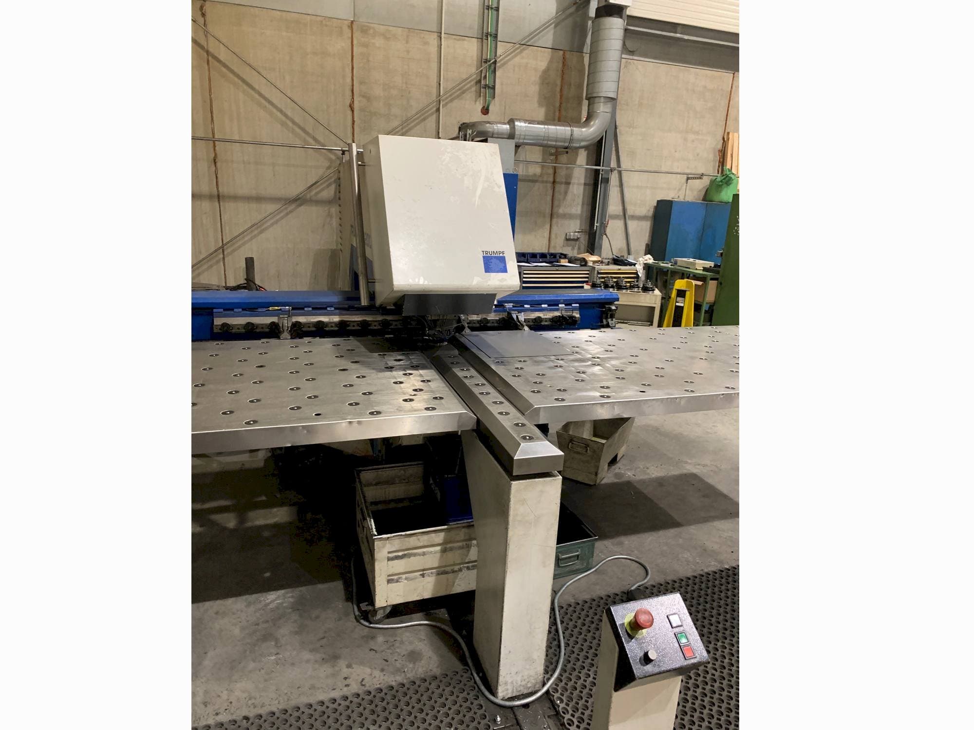 Čelní pohled na Trumpf Trumatic 200 stroj