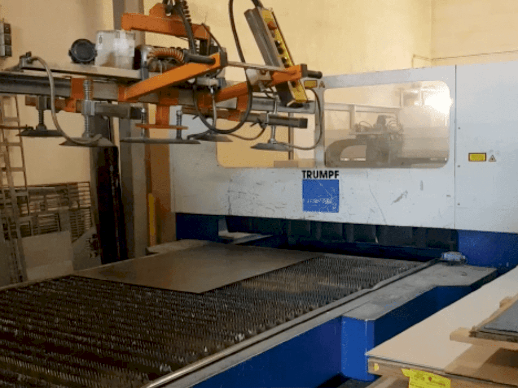 Čelní pohled na Trumpf Trumatic L3030 stroj