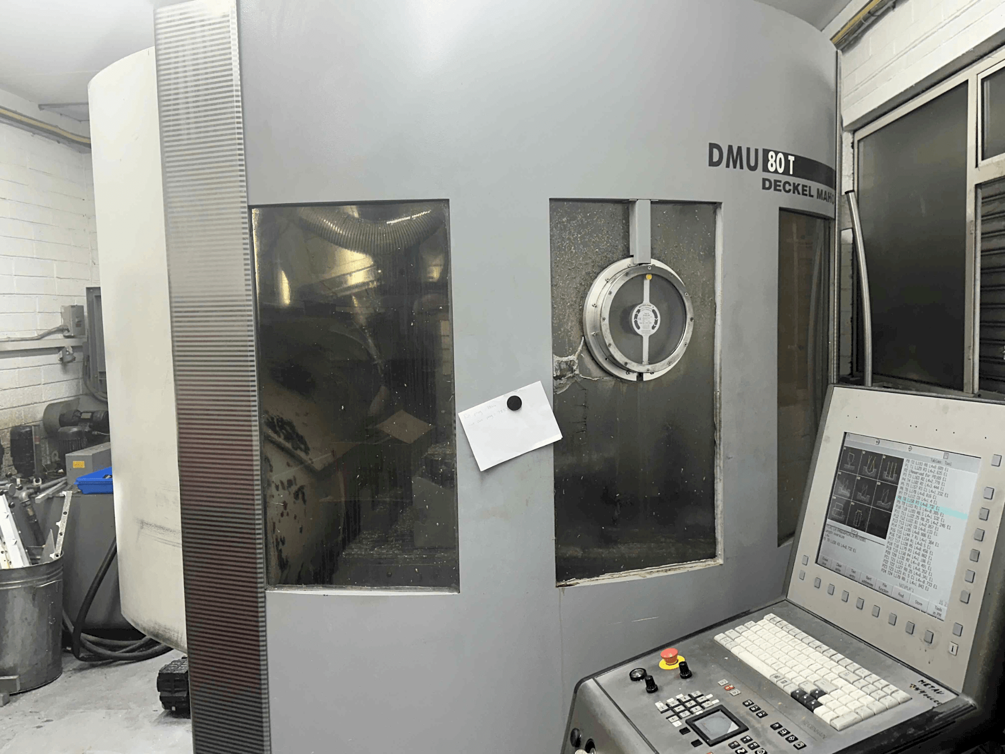 Čelní pohled  na DECKEL MAHO DMU 80T (2002)  stroj