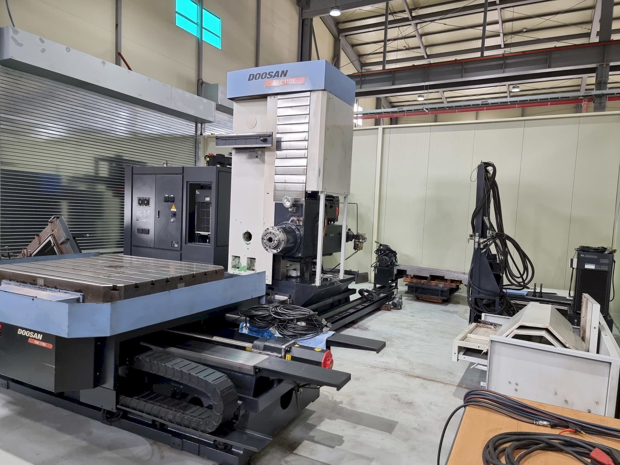 Čelní pohled na Doosan DBC 110S stroj