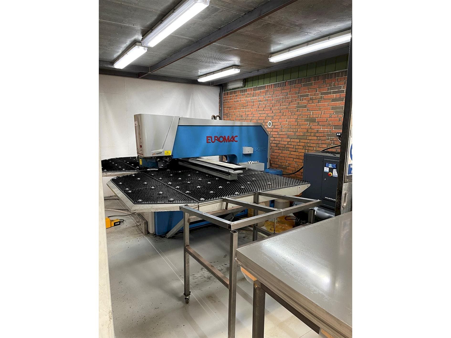 Čelní pohled na Euromac ZX 1250/30 stroj