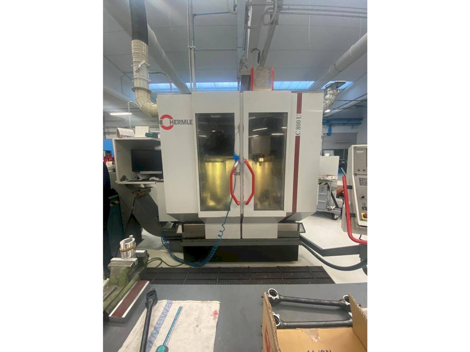Čelní pohled na HERMLE C800U stroj