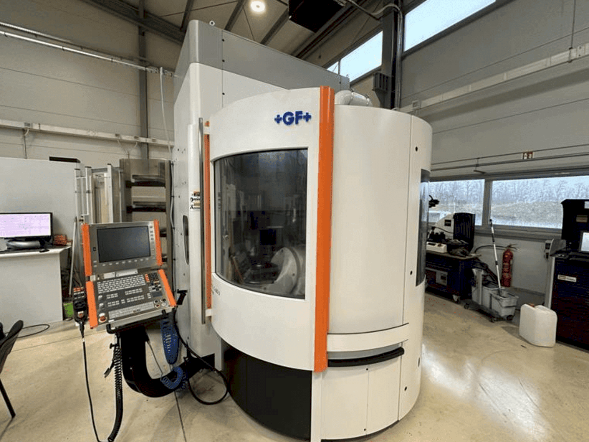 Čelní pohled na MIKRON Mill S 600 U stroj