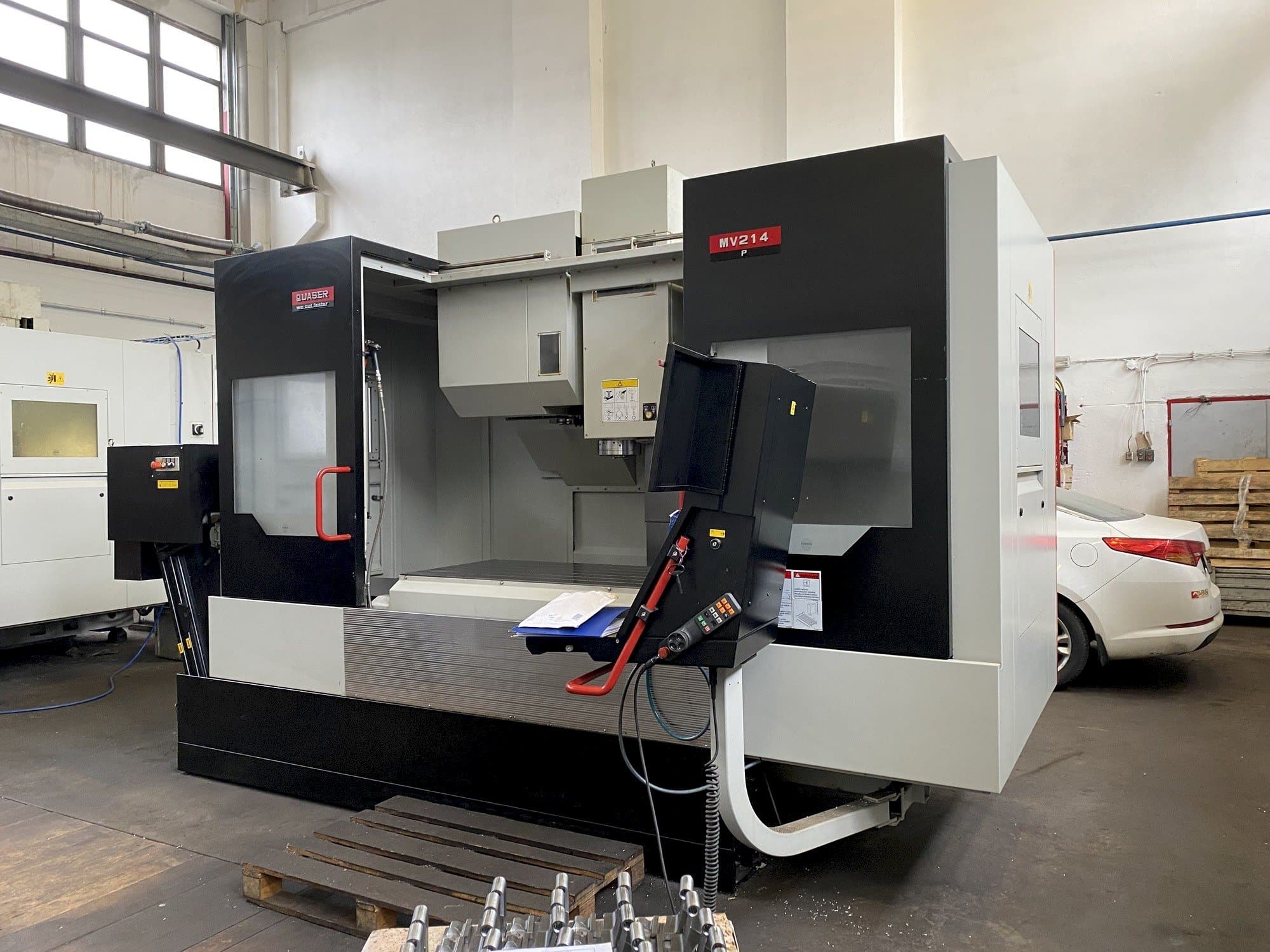 Čelní pohled na Quaser MV214P/12B stroj