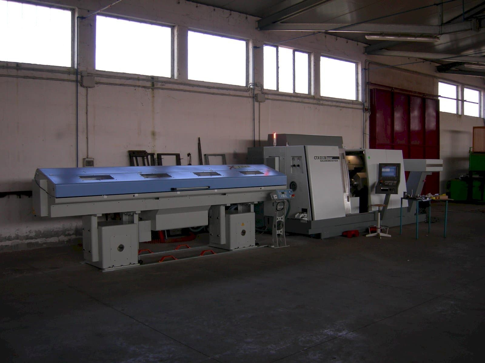 Čelní pohled na Gildemeister CTX 420 V6 linear stroj