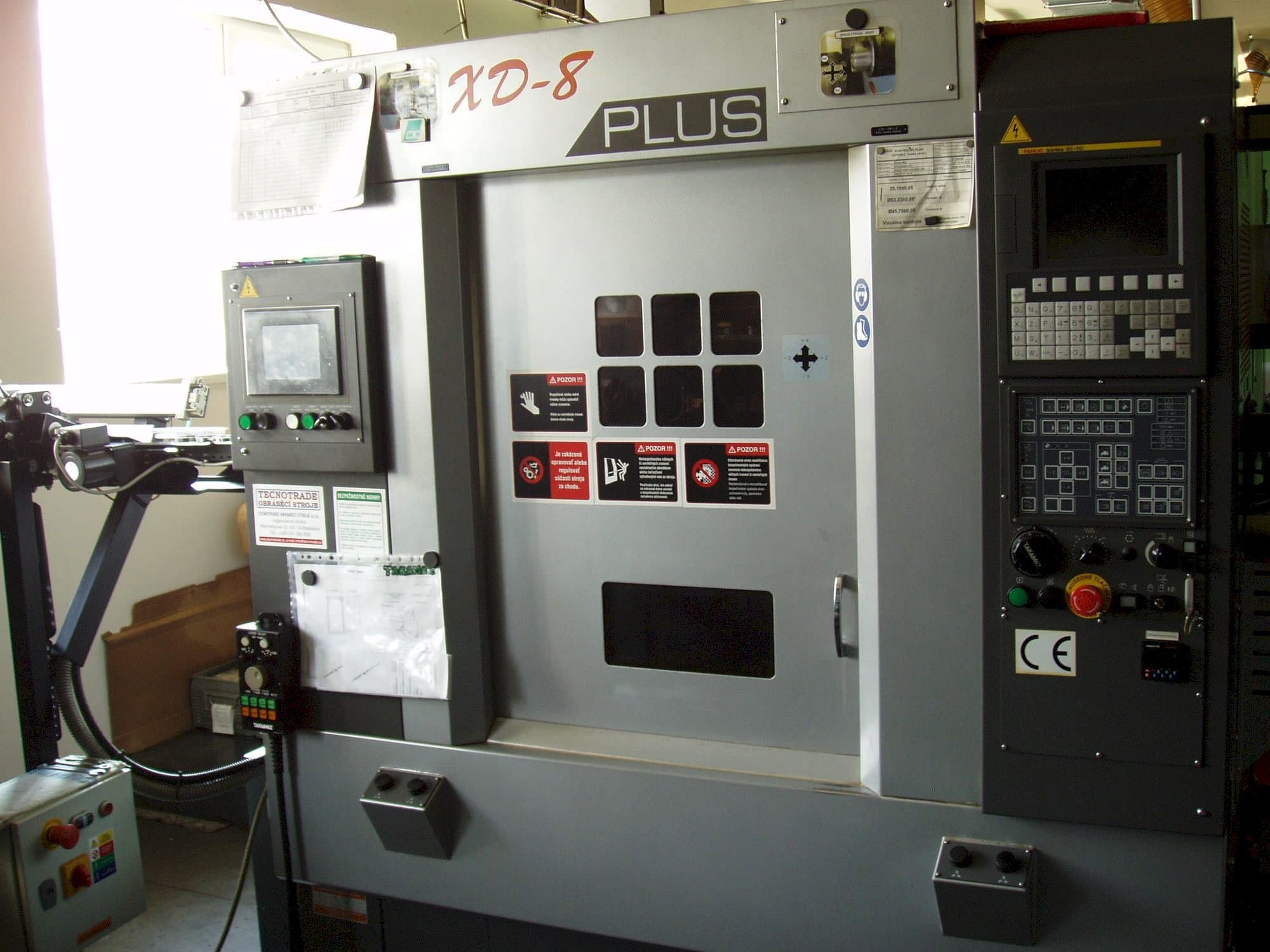 Čelní pohled na Takamaz XD-8 Plus stroj