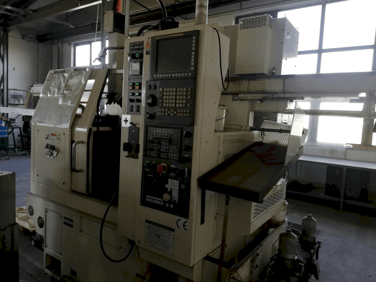 Čelní pohled na Takamatsu XW-50 stroj