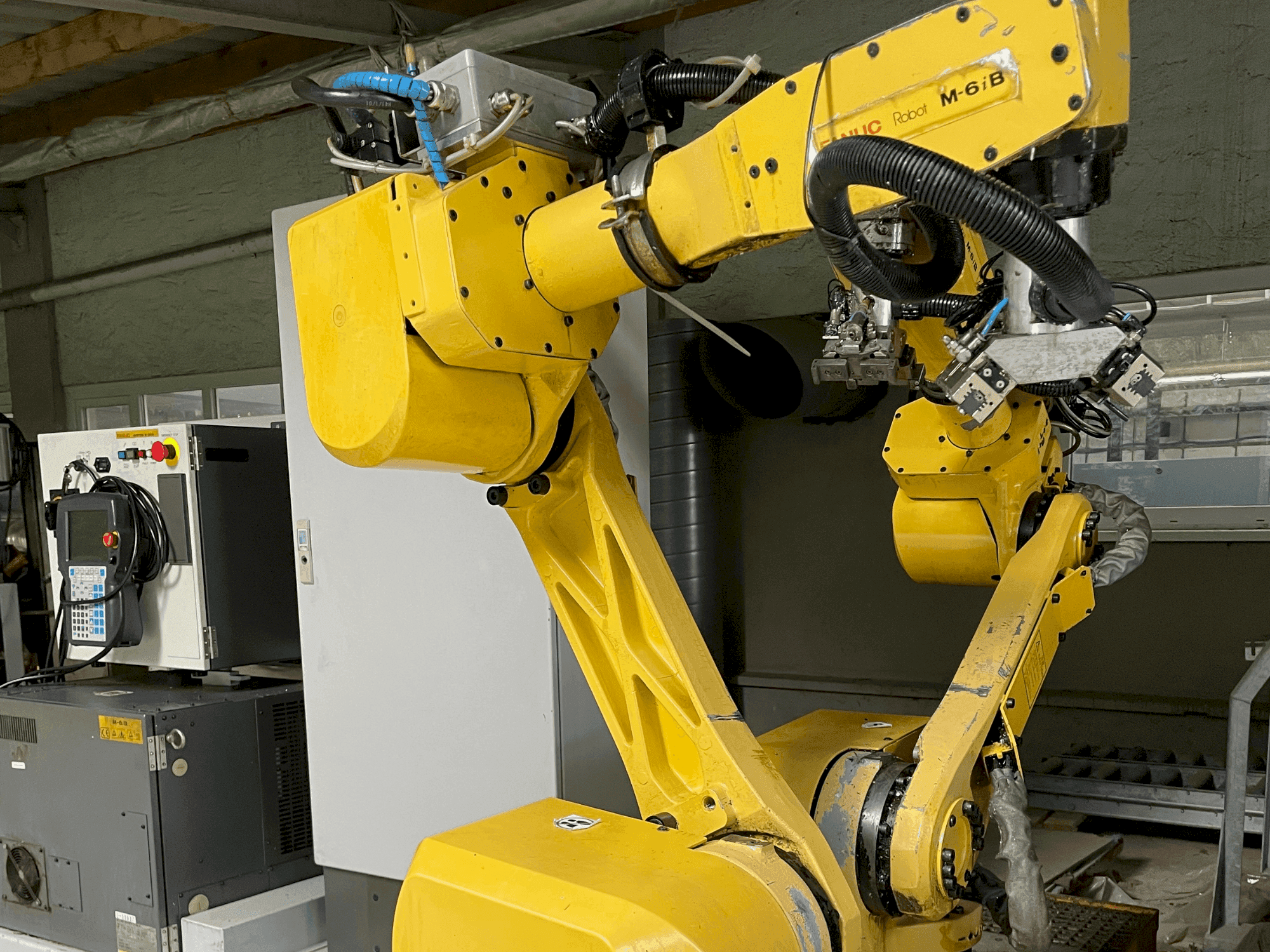 Čelní pohled na FANUC M-6iB stroj