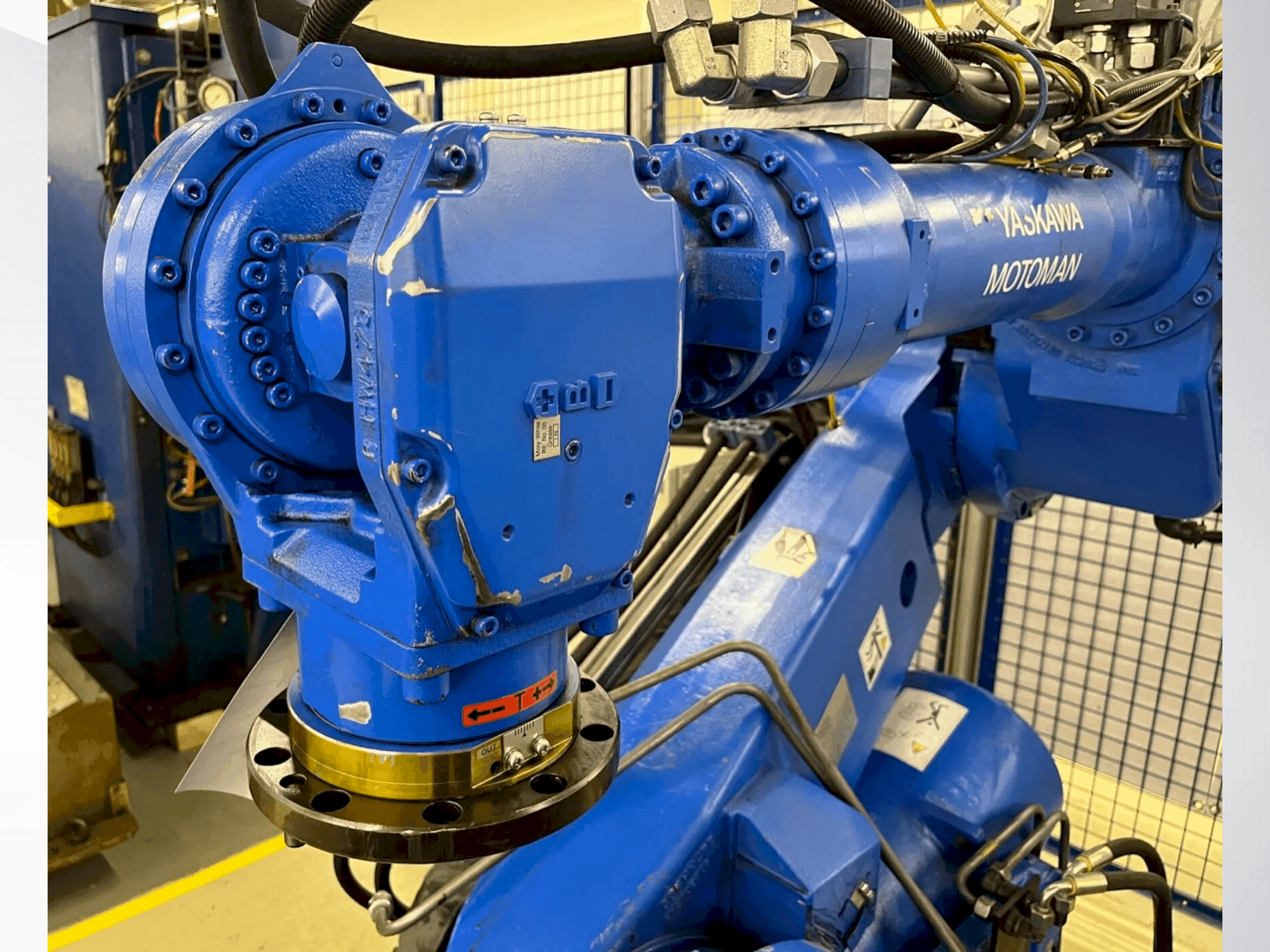 Čelní pohled na Yaskawa Motoman ES 165D stroj