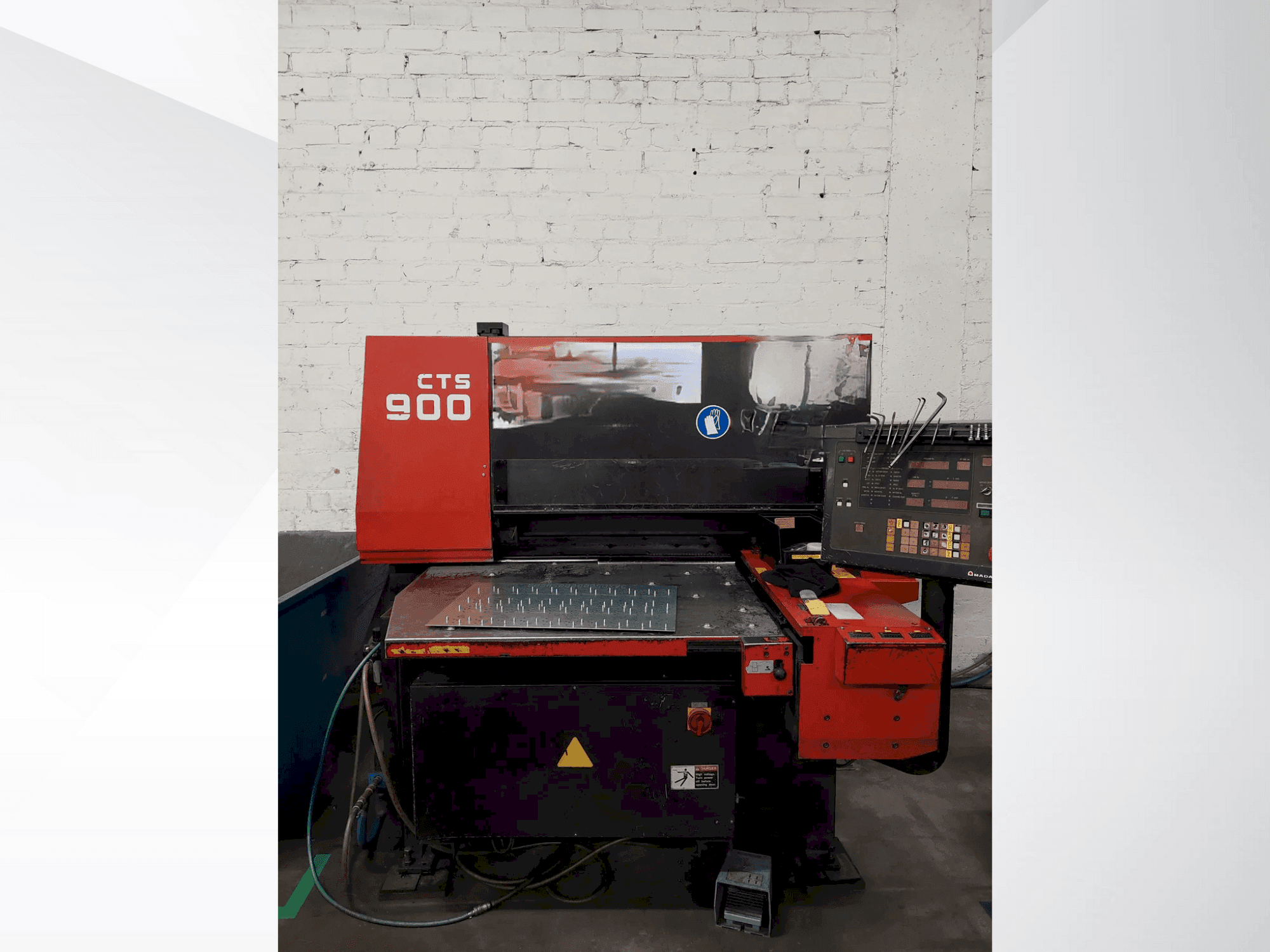 Čelní pohled  na AMADA CTS-900  stroj