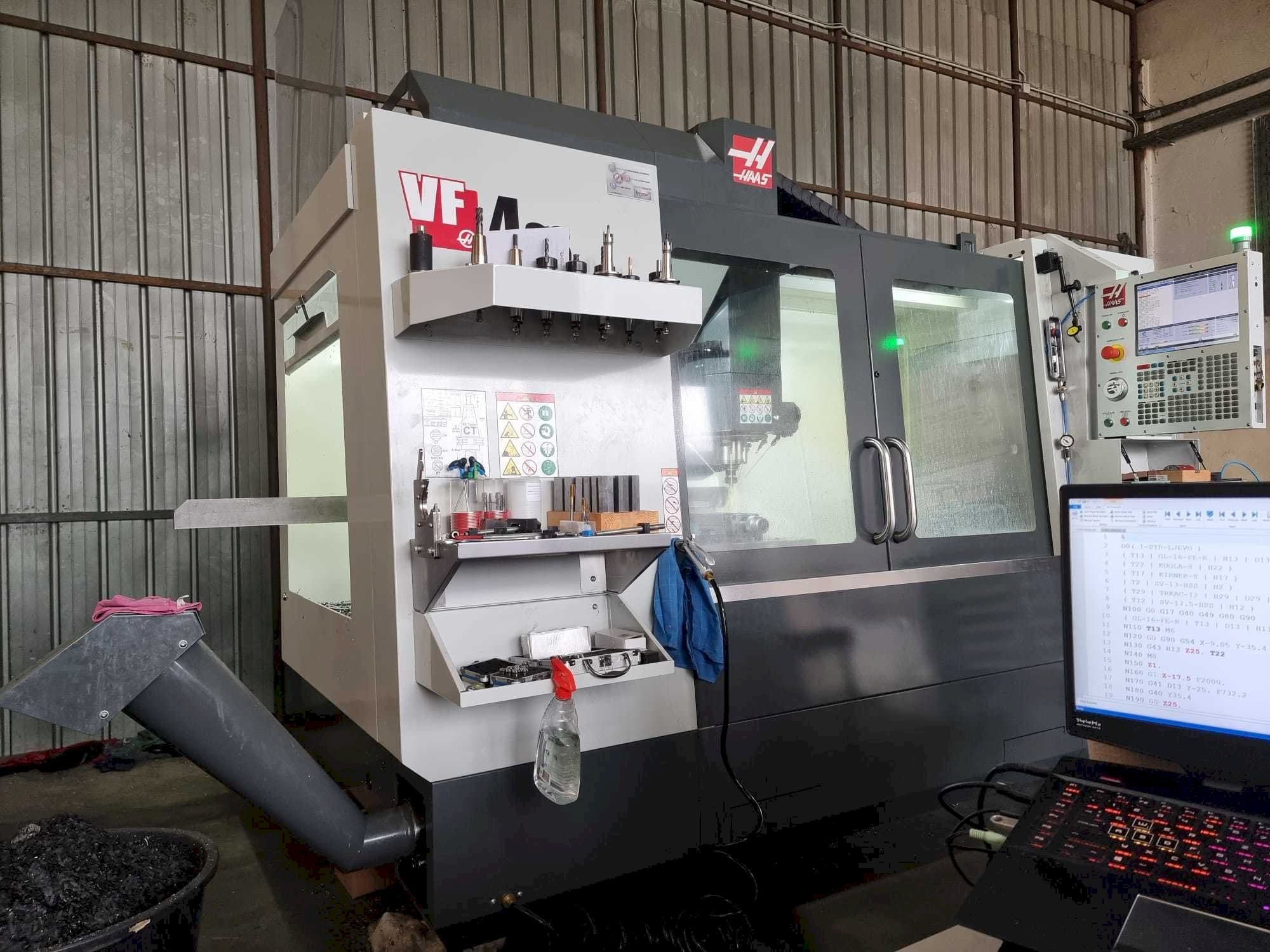 Čelní pohled na HAAS VF4SS stroj