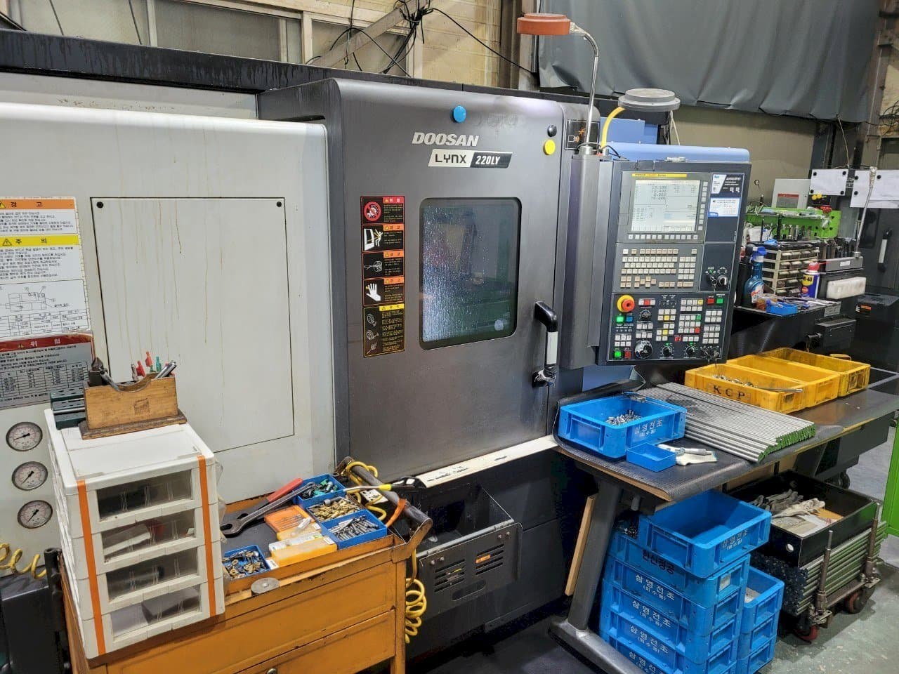 Čelní pohled na Doosan LYNX220LYA stroj