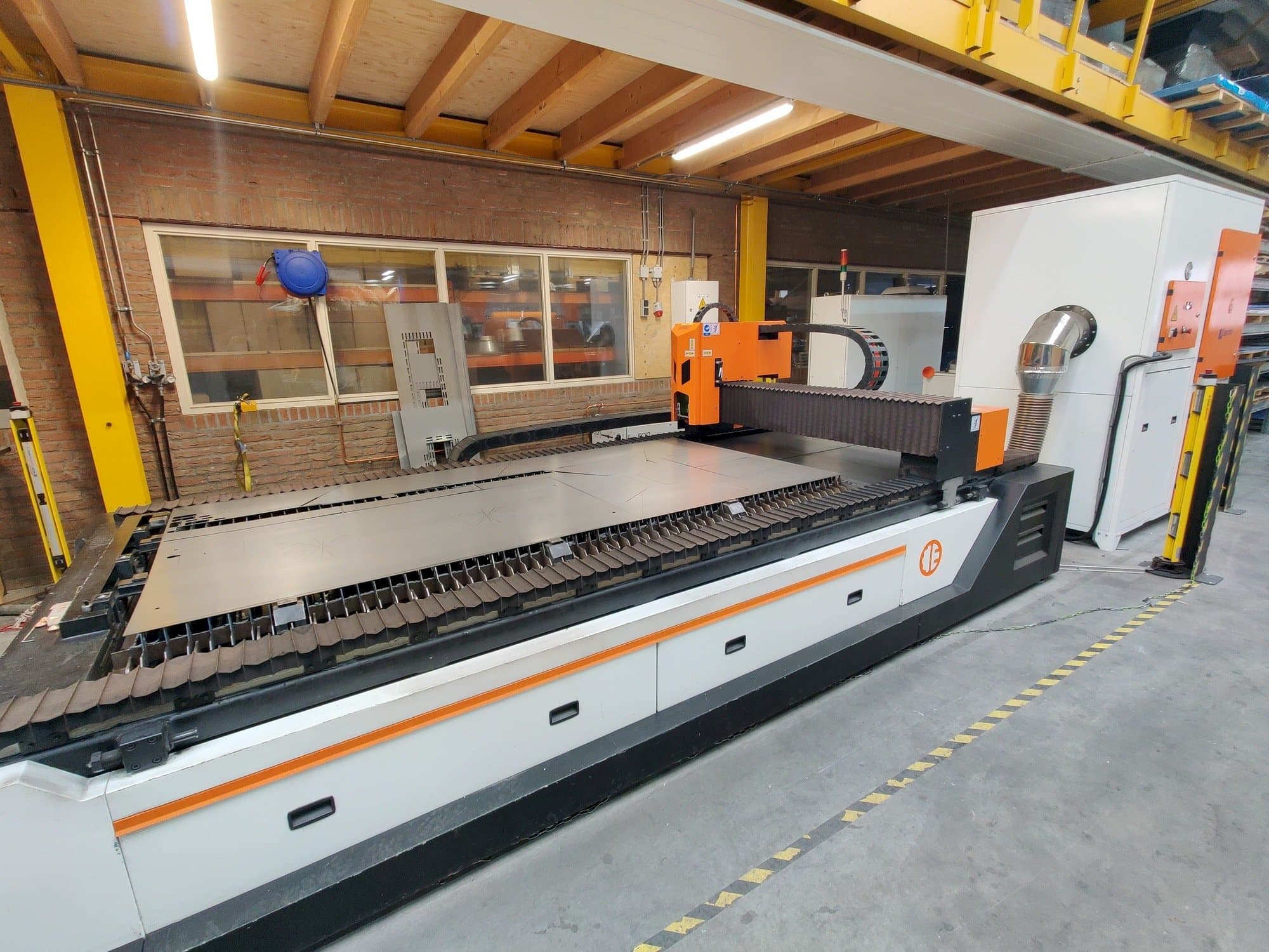 Čelní pohled na ERMAKSAN Fibermak Hawk 3015 1kw fiber stroj