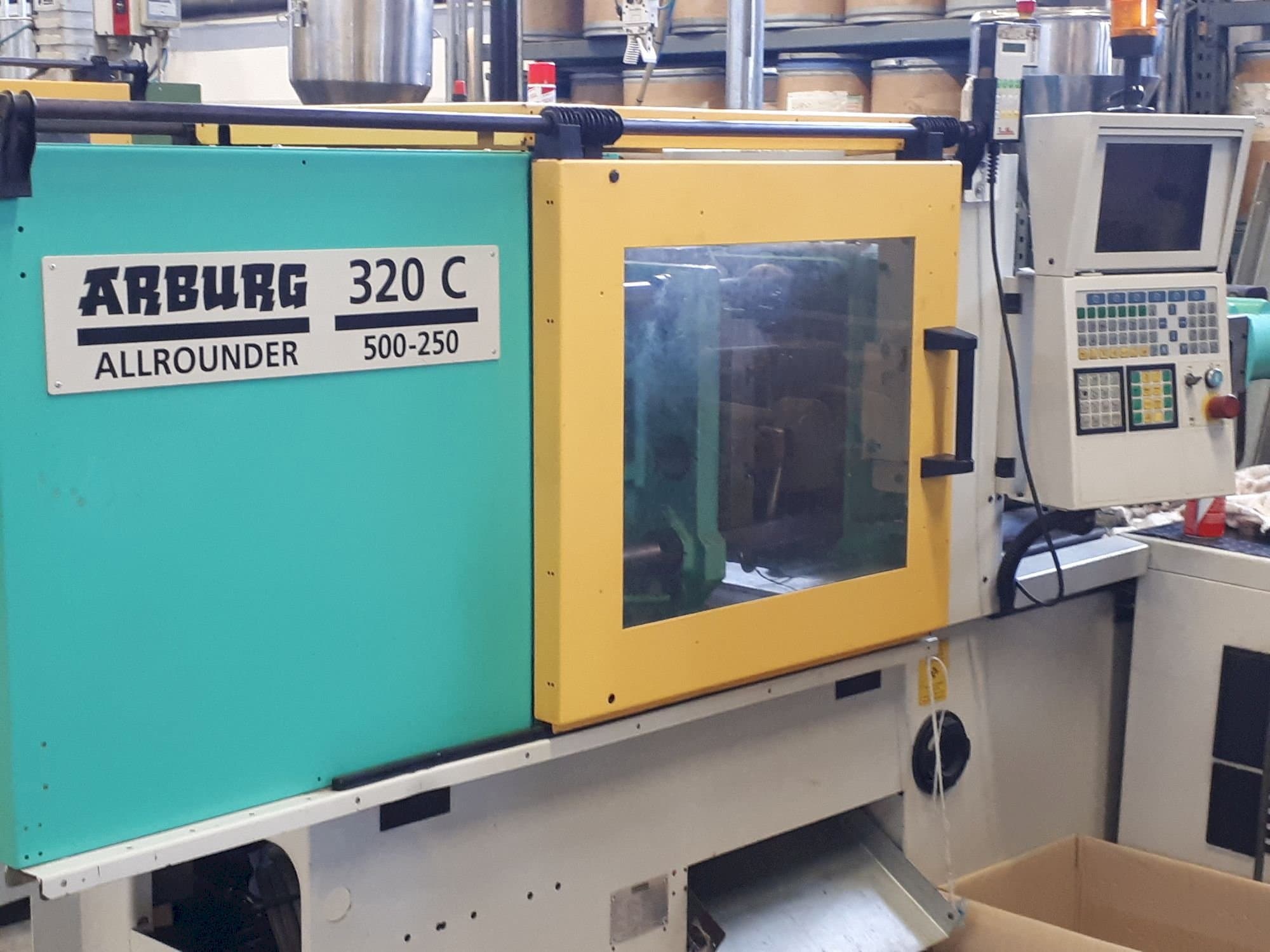 Čelní pohled  na Arburg 320c 500-250  stroj