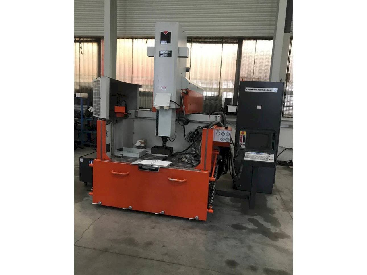 Čelní pohled na CHARMILLES ROBOFORM 810 stroj