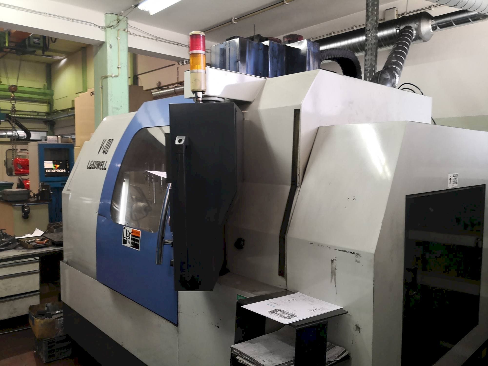 Čelní pohled na Leadwell V-40 stroj