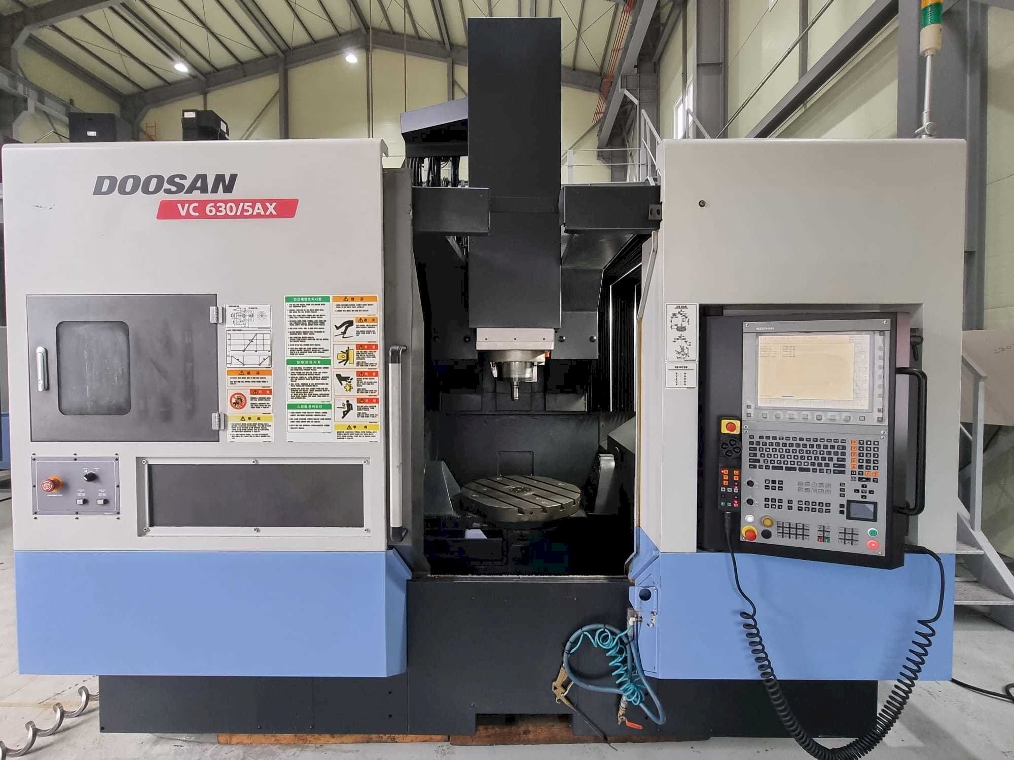 Čelní pohled  na Doosan VC630/5AX  stroj