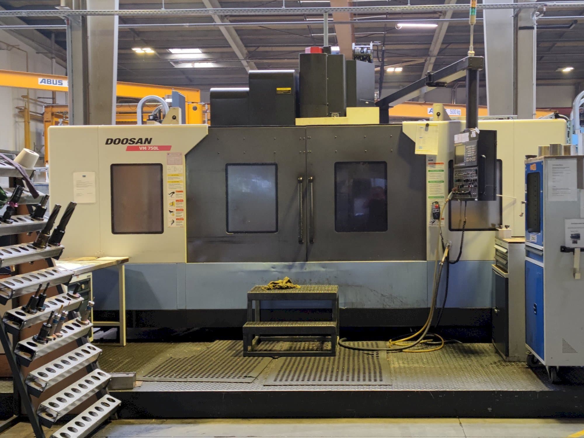 Čelní pohled na Doosan VM 750L stroj