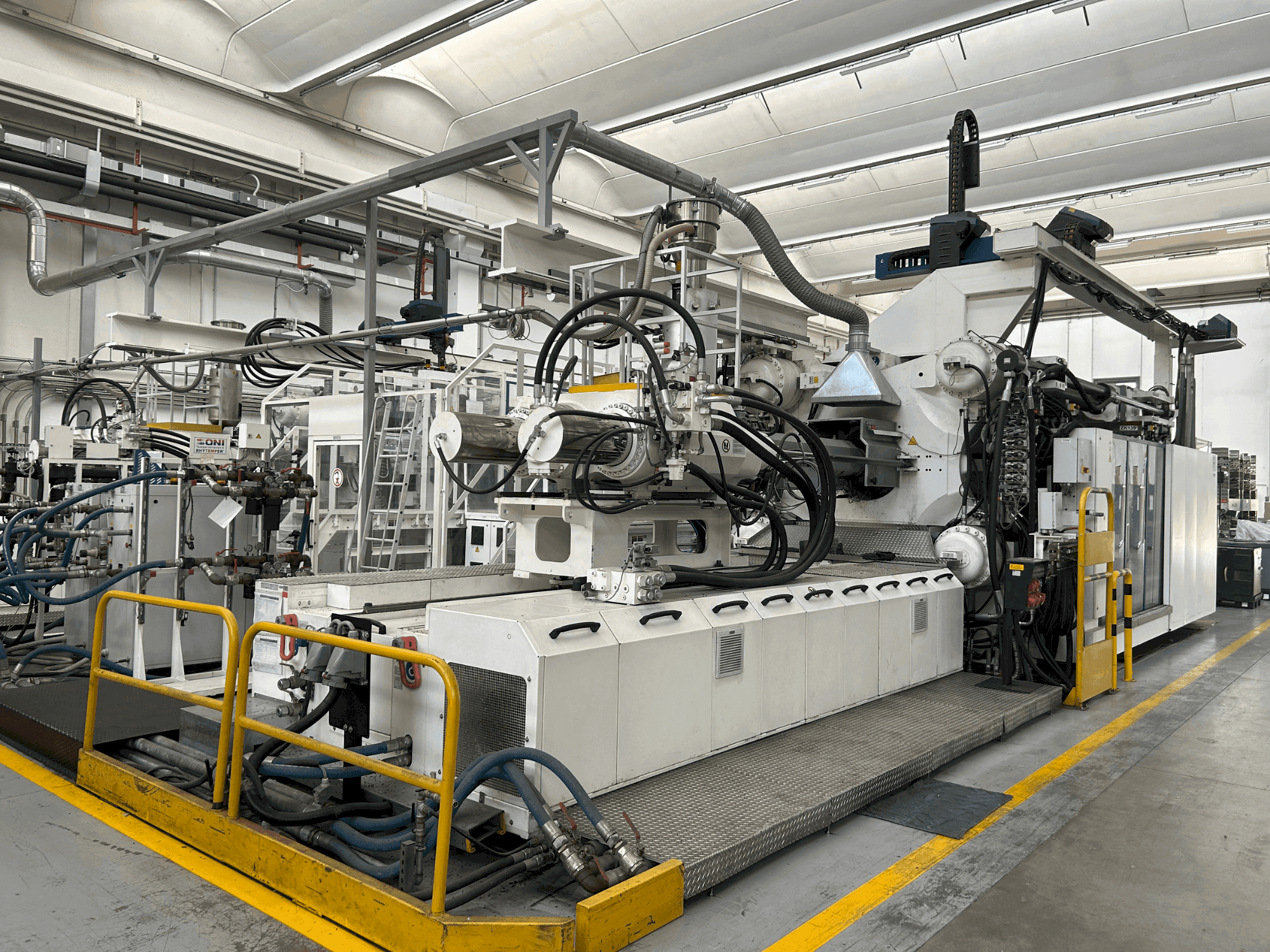 Čelní pohled  na Engel Duo 7050/1100WPX  stroj