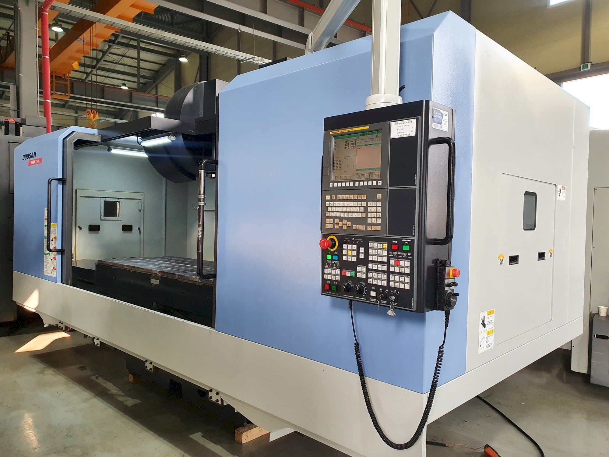 Čelní pohled na Doosan DNM 750L stroj