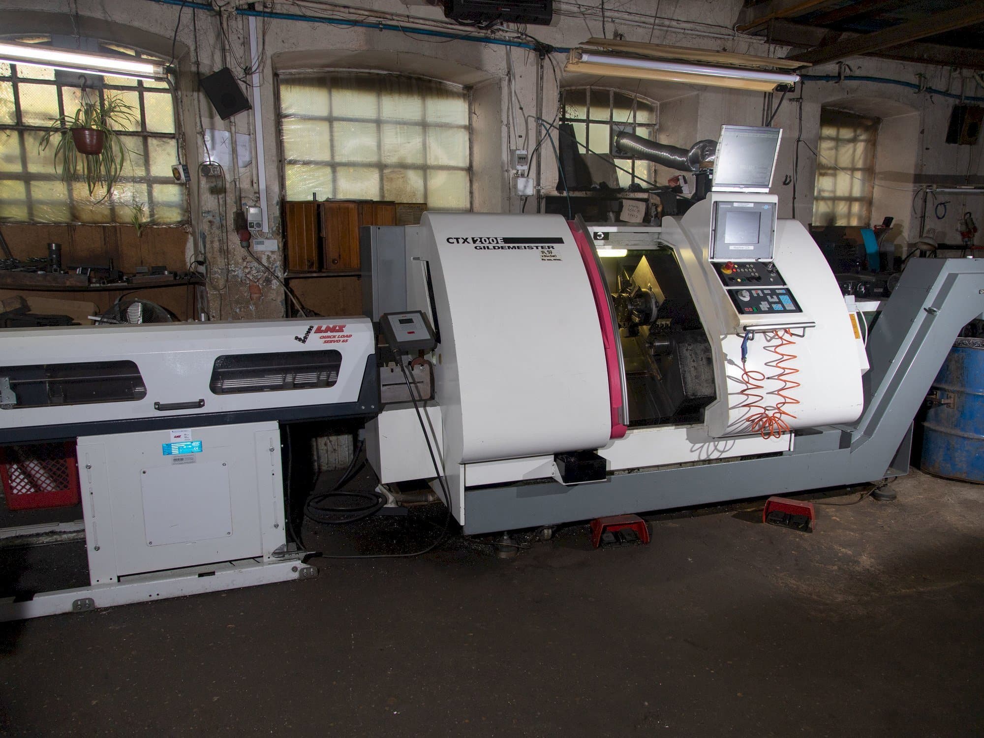 Čelní pohled na Gildemeister CTX-200 E stroj