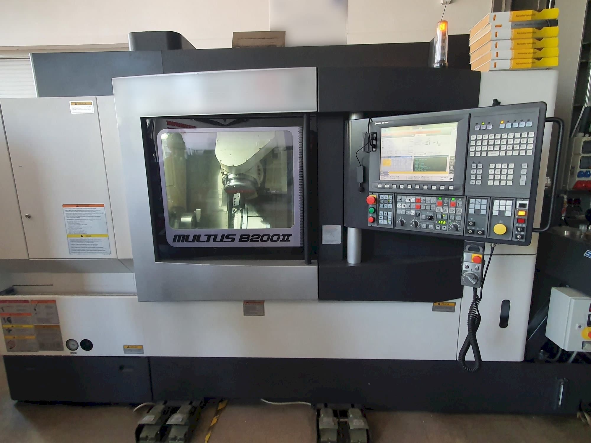 Čelní pohled na Okuma MULTUS B200II CX750 stroj
