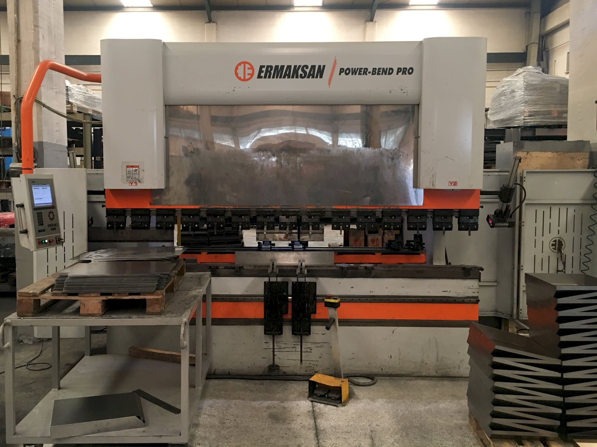 Čelní pohled na ERMAKSAN POWER-BEND PRO 3100x220 stroj