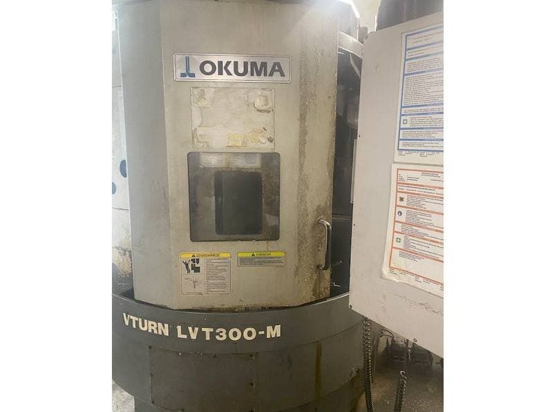 Čelní pohled na Okuma LVT300M stroj