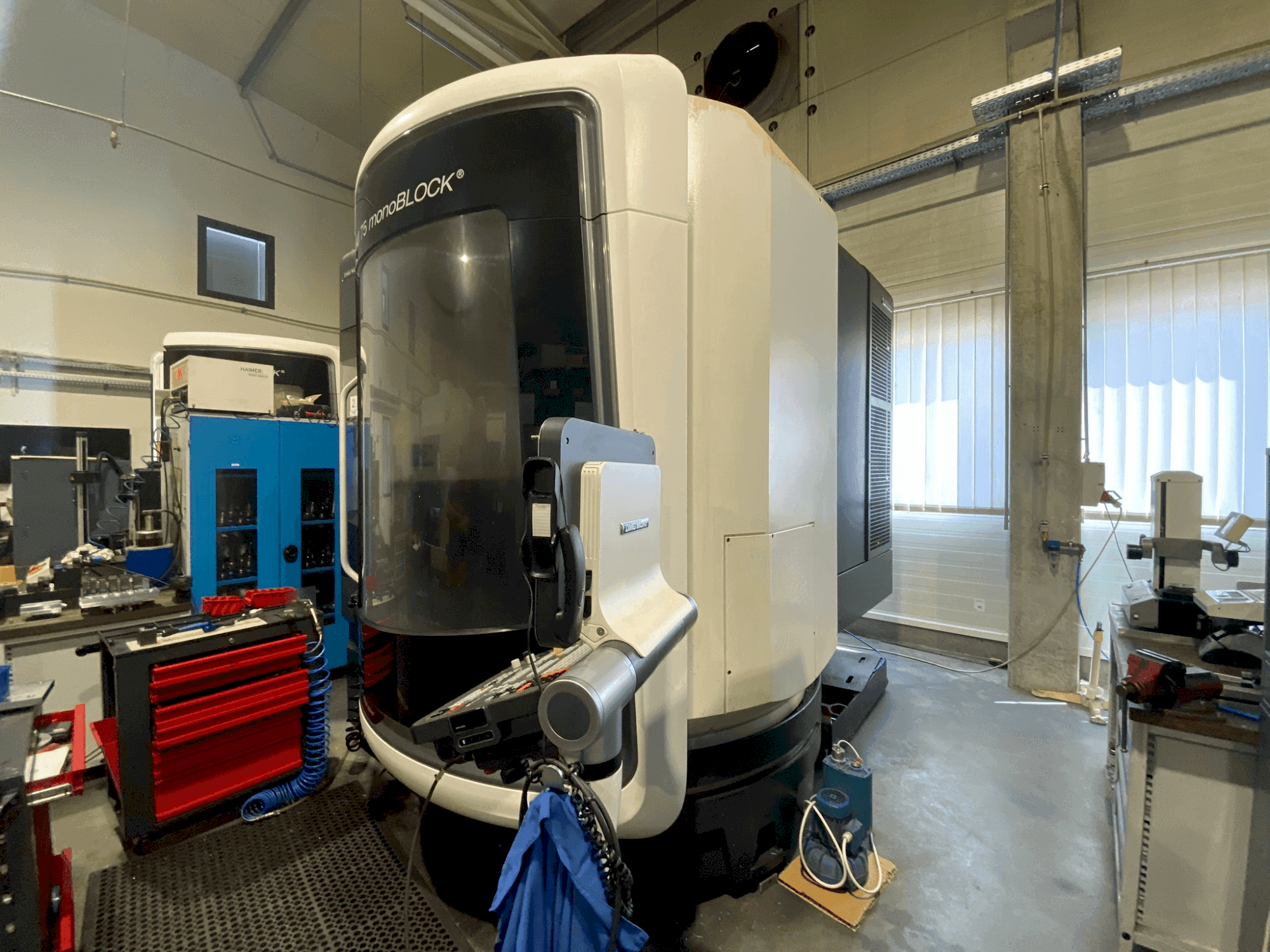 Čelní pohled na DMG MORI DMU 75 MonoBlock stroj