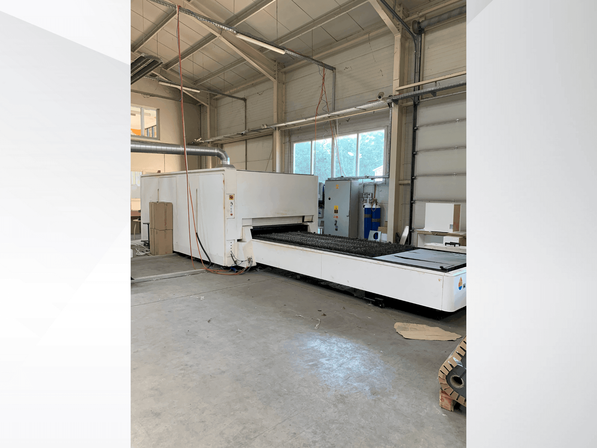 Čelní pohled na Bodor P3015 stroj