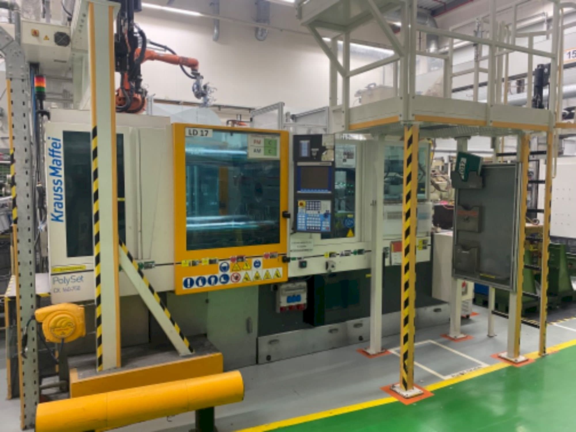 Čelní pohled  na Krauss Maffei 160/750 CX POL  stroj