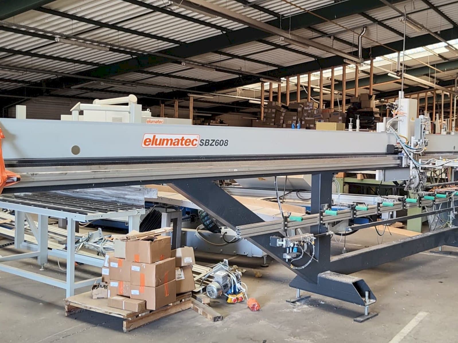 Čelní pohled na Elumatec SBZ 608 stroj