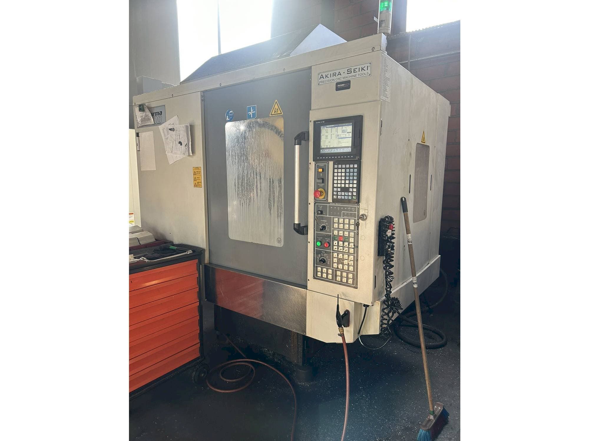 Čelní pohled na Akira Seiki PC700 stroj