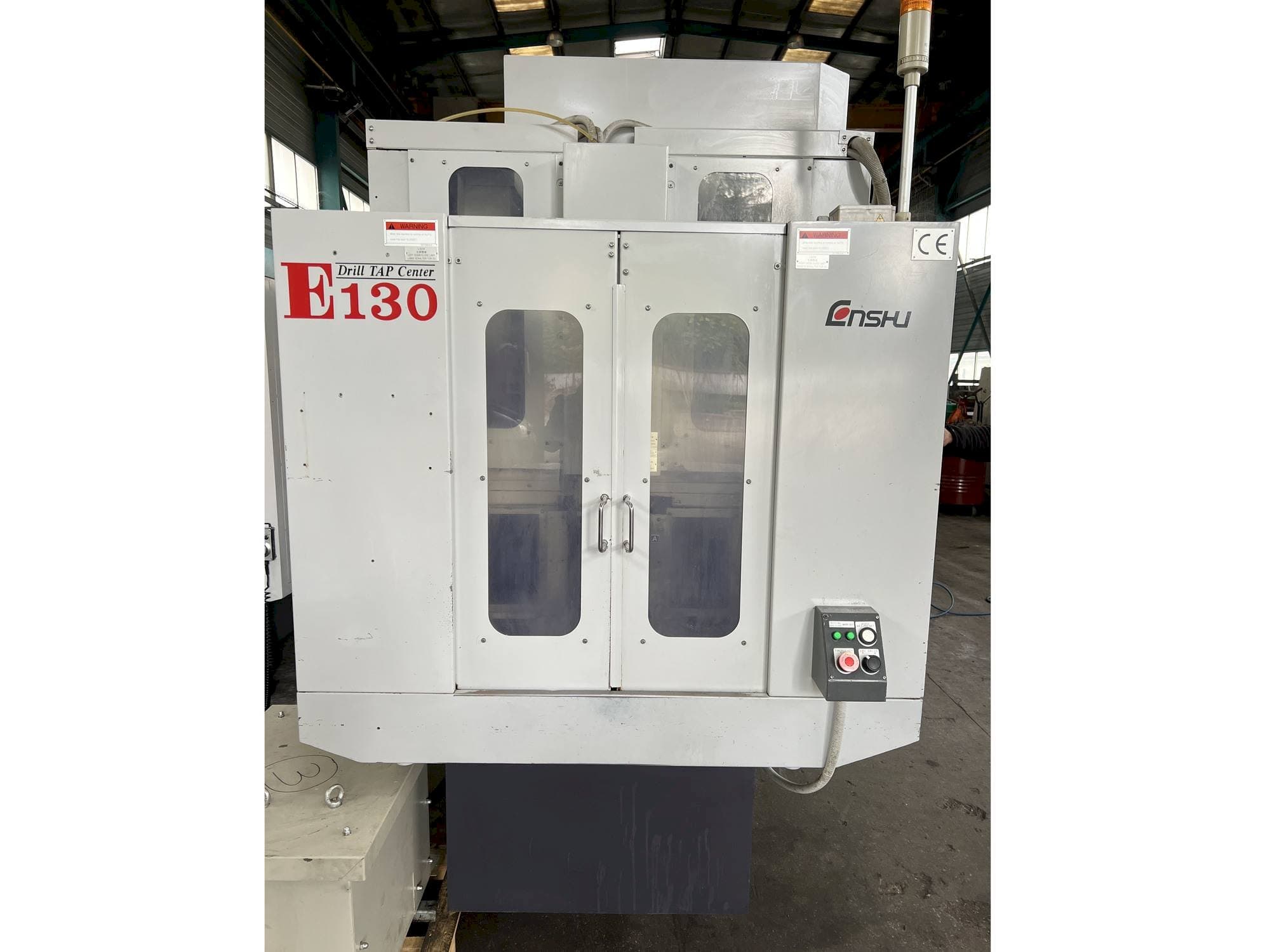 Čelní pohled na Enshu E130 stroj