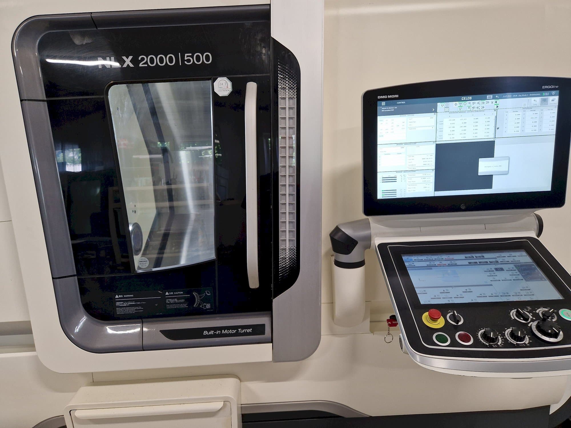 Čelní pohled na DMG NLX2000SY-500 stroj