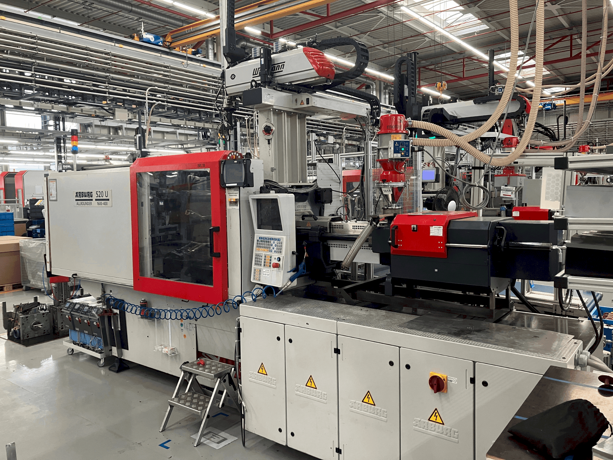 Čelní pohled na Arburg Allrounder 520 U 1600-400 stroj