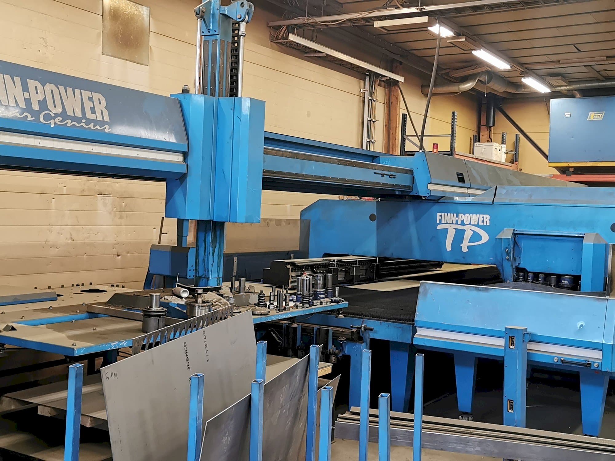 Čelní pohled na Finn-Power LD3000/2W stroj