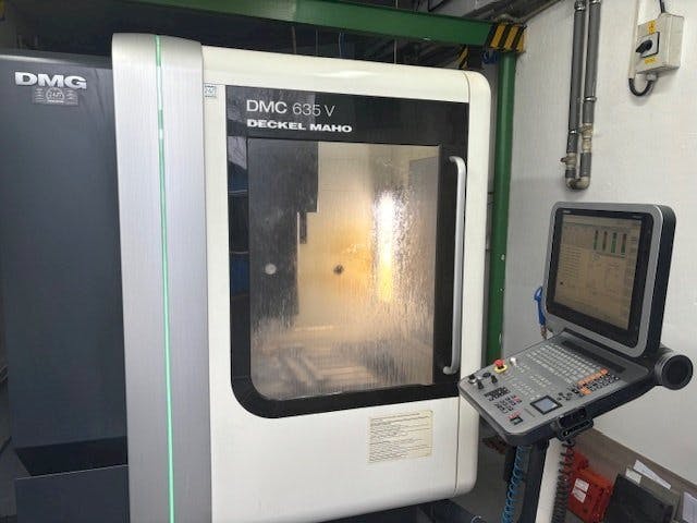 Čelní pohled  na DMG DMC 635V  stroj