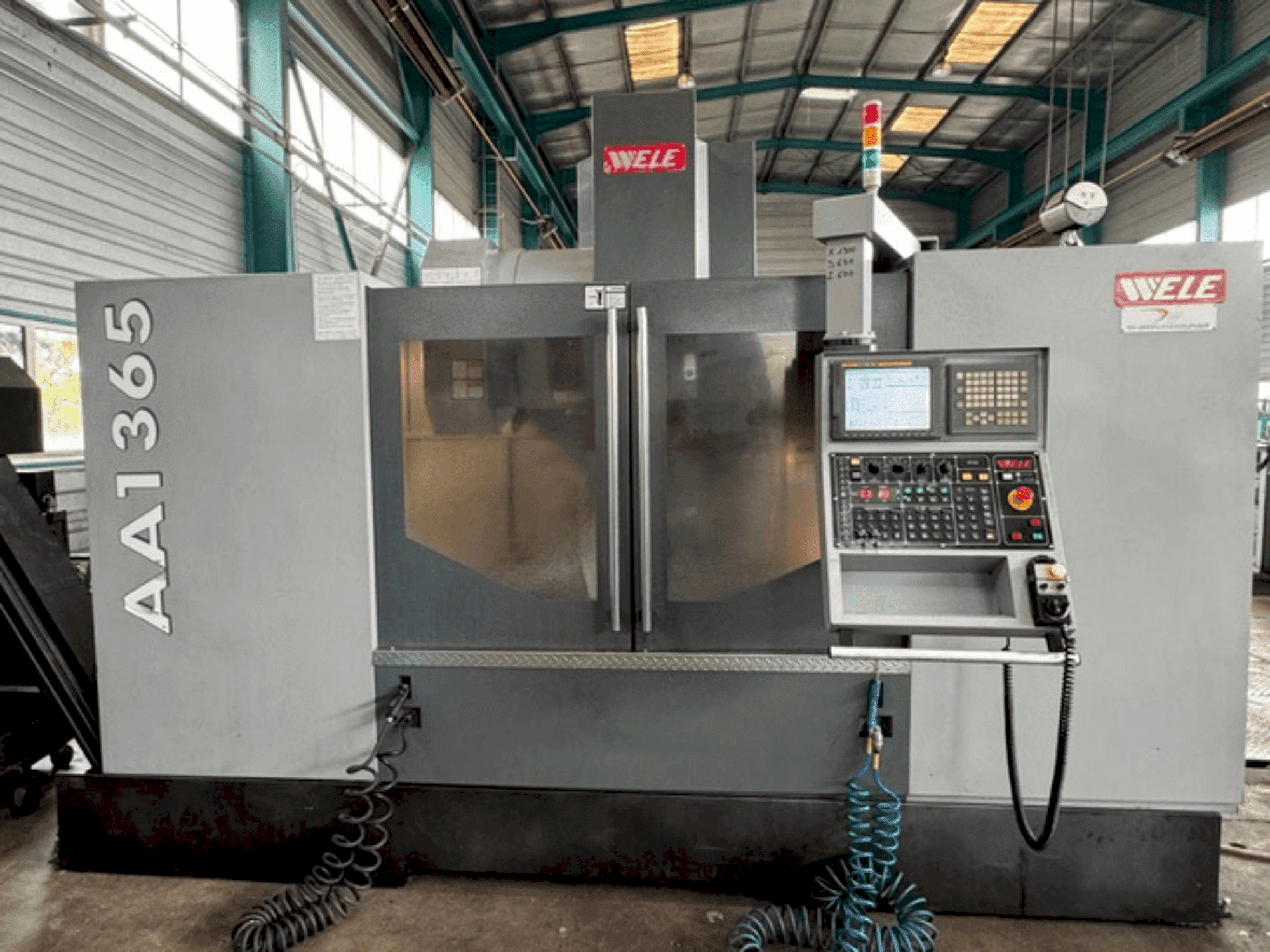 Čelní pohled na Wele AA1365 stroj