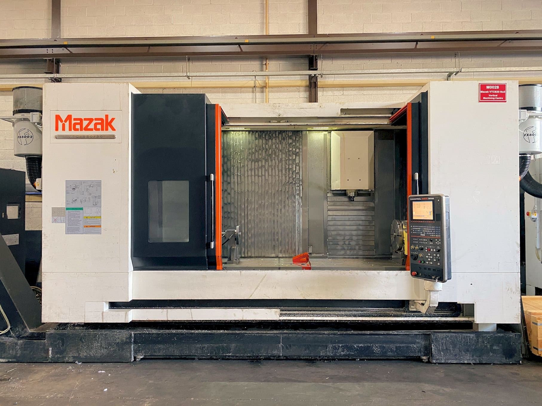 Čelní pohled na Mazak VTC-820/30 stroj