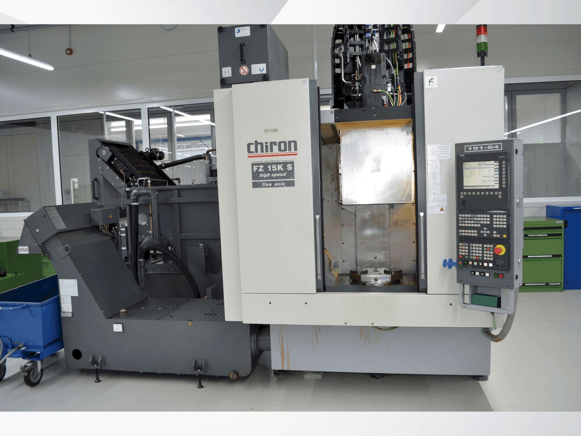 Čelní pohled na CHIRON FZ 15KS five axis high speed stroj
