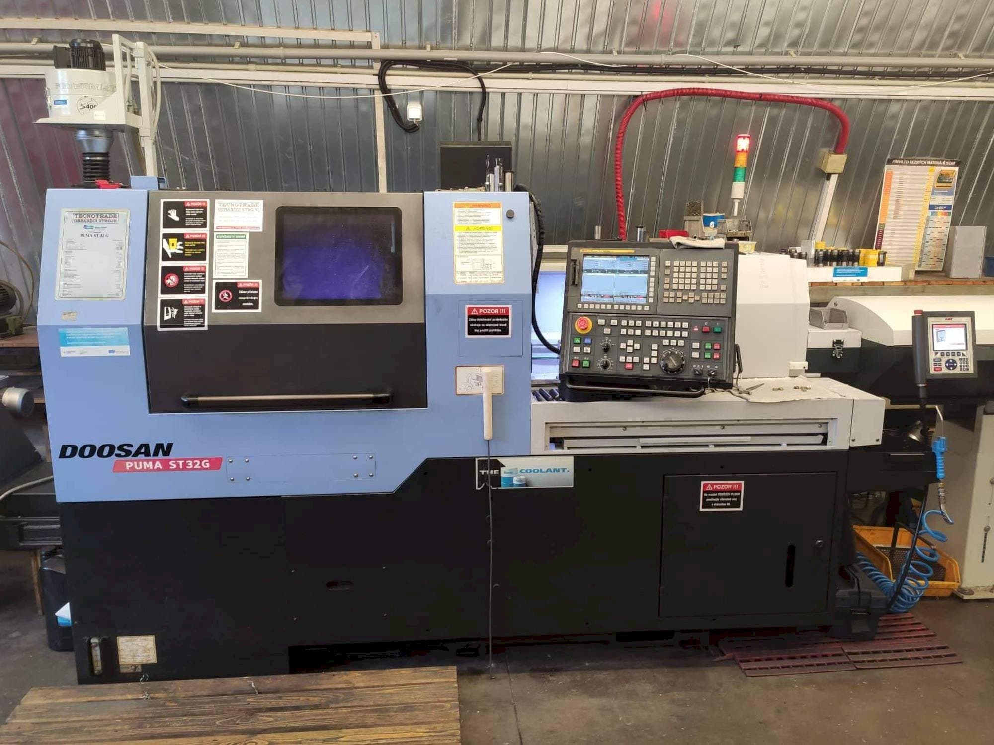 Čelní pohled na Doosan Puma ST32G stroj