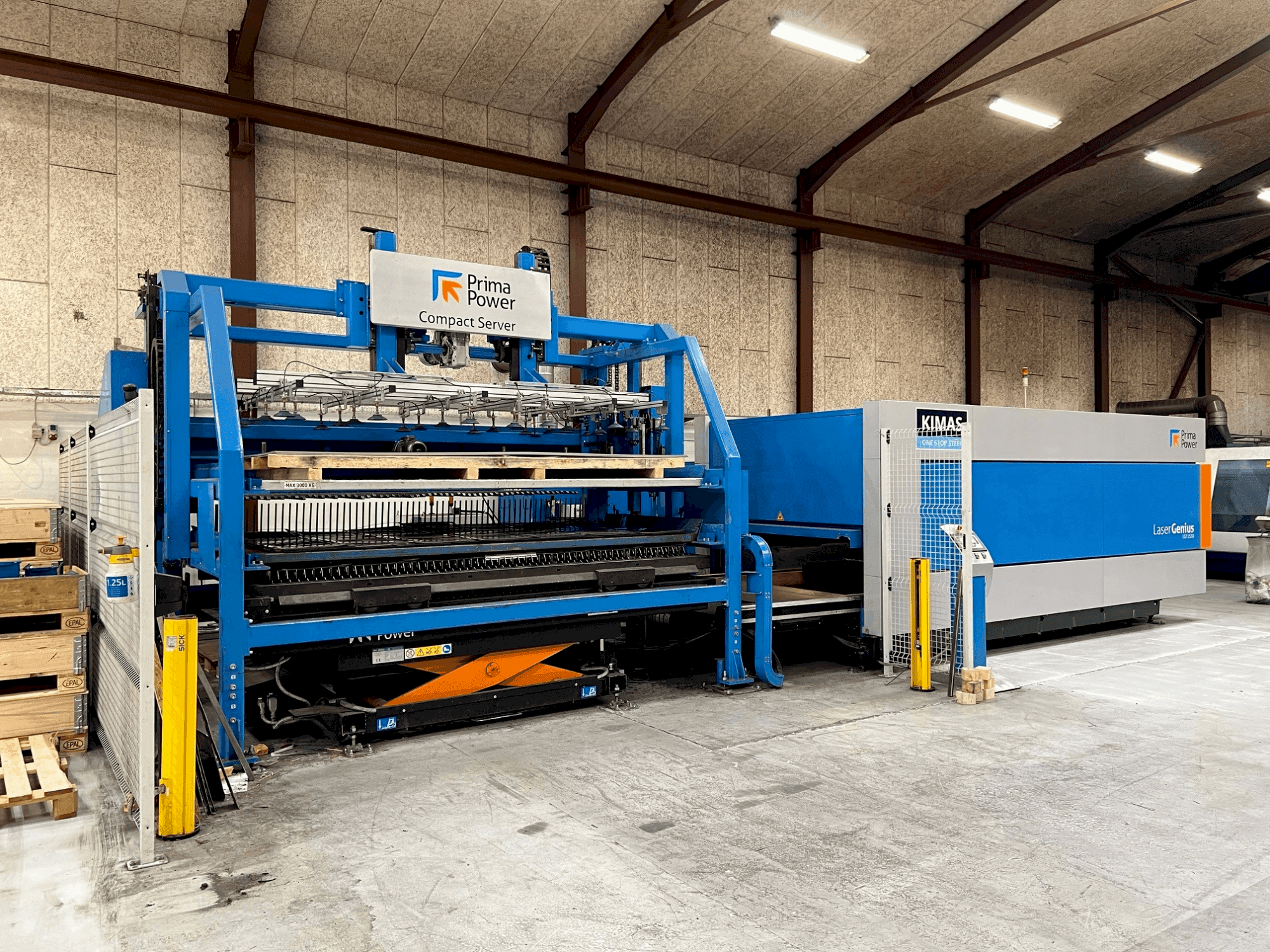 Čelní pohled na Prima Power Laser Genius 1530 stroj